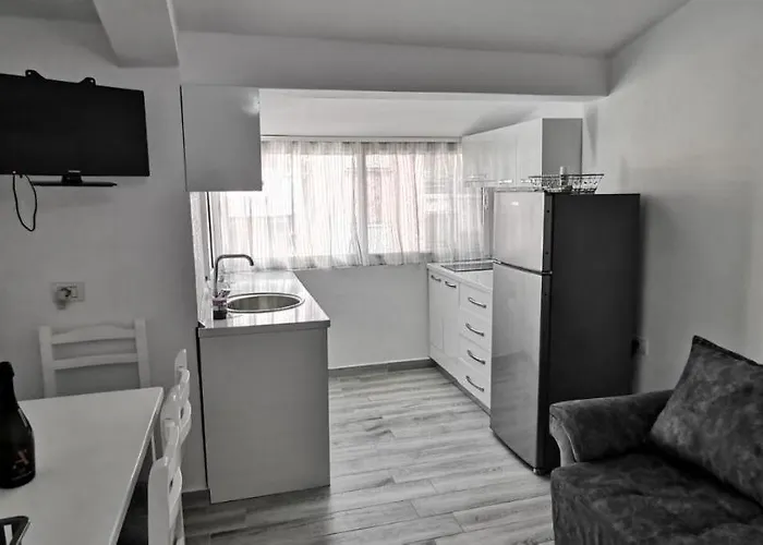 Mimoza Appartament Apartman Golem