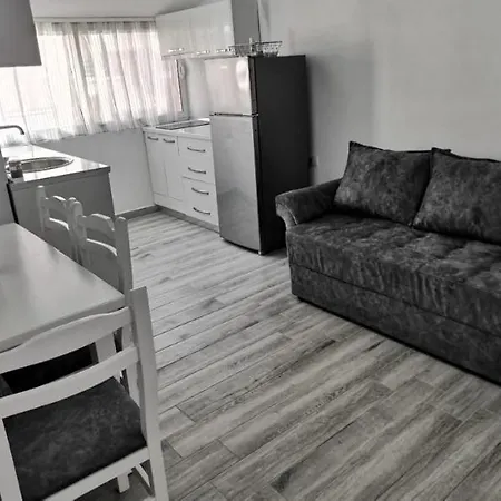 Mimoza Appartament Golem